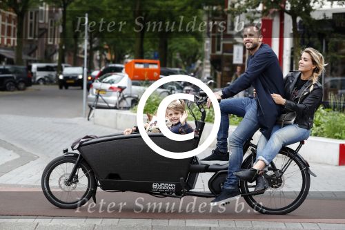 Amsterdam 13 juni 2016
Johnny Heitinga met zijn vrouw Charlotte Sophie en kinderen Jezebel en Lennox op de bakfiets in Amsterdam zuid.
