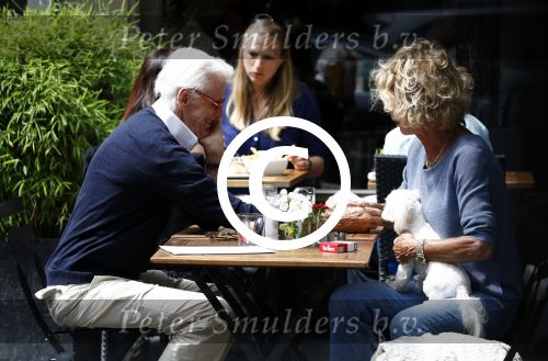 Amsterdam 10 juni 2016 
Manfred de Graaf met een vriendin op een terras in amsterdam zuid.