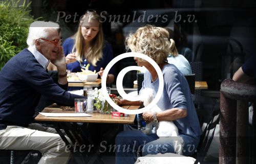 Amsterdam 10 juni 2016 
Manfred de Graaf met een vriendin op een terras in amsterdam zuid.