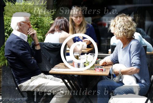 Amsterdam 10 juni 2016 
Manfred de Graaf met een vriendin op een terras in amsterdam zuid.