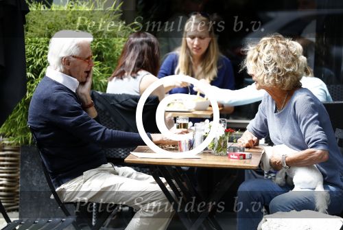 Amsterdam 10 juni 2016 
Manfred de Graaf met een vriendin op een terras in amsterdam zuid.
