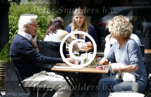 Amsterdam 10 juni 2016 
Manfred de Graaf met een vriendin op een terras in amsterdam zuid.