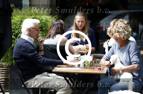 Amsterdam 10 juni 2016 
Manfred de Graaf met een vriendin op een terras in amsterdam zuid.