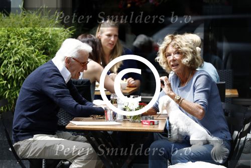 Amsterdam 10 juni 2016 
Manfred de Graaf met een vriendin op een terras in amsterdam zuid.