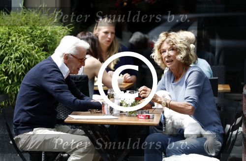 Amsterdam 10 juni 2016 
Manfred de Graaf met een vriendin op een terras in amsterdam zuid.