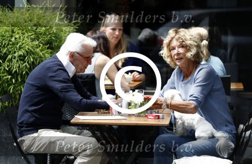 Amsterdam 10 juni 2016 
Manfred de Graaf met een vriendin op een terras in amsterdam zuid.