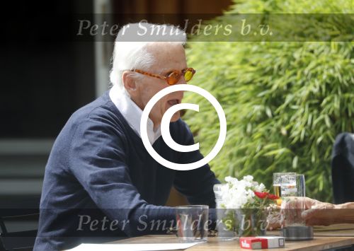 Amsterdam 10 juni 2016 
Manfred de Graaf met een vriendin op een terras in amsterdam zuid.