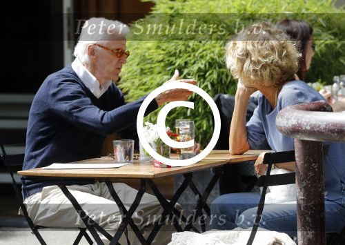 Amsterdam 10 juni 2016 
Manfred de Graaf met een vriendin op een terras in amsterdam zuid.