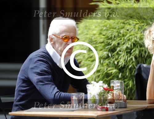 Amsterdam 10 juni 2016 
Manfred de Graaf met een vriendin op een terras in amsterdam zuid.