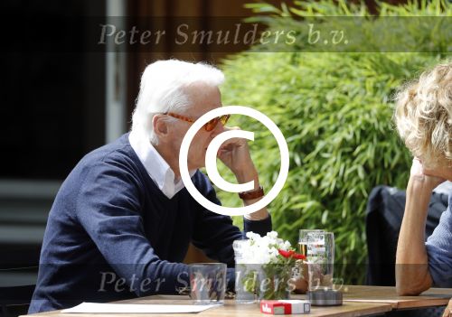 Amsterdam 10 juni 2016 
Manfred de Graaf met een vriendin op een terras in amsterdam zuid.