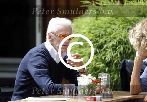 Amsterdam 10 juni 2016 
Manfred de Graaf met een vriendin op een terras in amsterdam zuid.