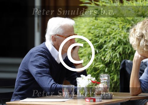 Amsterdam 10 juni 2016 
Manfred de Graaf met een vriendin op een terras in amsterdam zuid.
