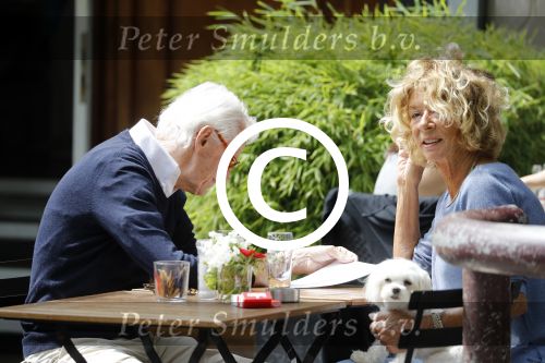 Amsterdam 10 juni 2016 
Manfred de Graaf met een vriendin op een terras in amsterdam zuid.