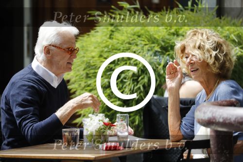 Amsterdam 10 juni 2016 
Manfred de Graaf met een vriendin op een terras in amsterdam zuid.