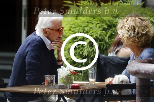 Amsterdam 10 juni 2016 
Manfred de Graaf met een vriendin op een terras in amsterdam zuid.