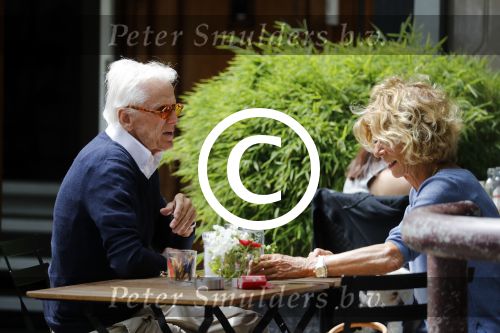 Amsterdam 10 juni 2016 
Manfred de Graaf met een vriendin op een terras in amsterdam zuid.