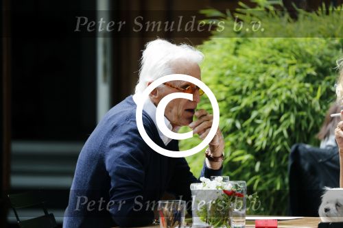 Amsterdam 10 juni 2016 
Manfred de Graaf met een vriendin op een terras in amsterdam zuid.