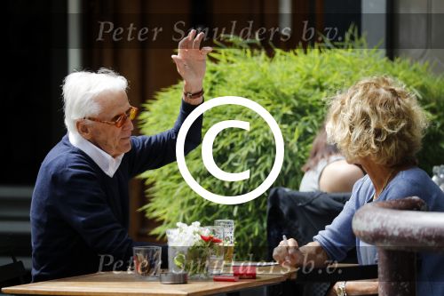 Amsterdam 10 juni 2016 
Manfred de Graaf met een vriendin op een terras in amsterdam zuid.