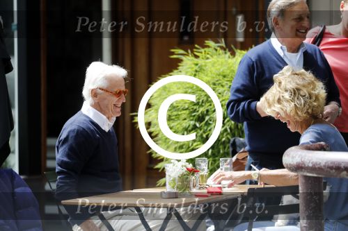 Amsterdam 10 juni 2016 
Manfred de Graaf met een vriendin op een terras in amsterdam zuid.