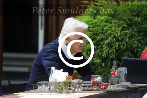 Amsterdam 10 juni 2016 
Manfred de Graaf met een vriendin op een terras in amsterdam zuid.