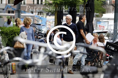 Amsterdam 10 juni 2016 
Manfred de Graaf met een vriendin op een terras in amsterdam zuid.