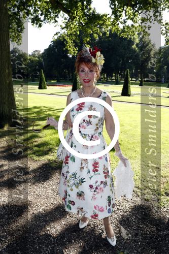 Haarzuilens 22 juni 2016
Haringparty op kasteel Haarzuilens. Marijke Helwegen met man