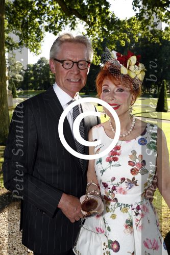Haarzuilens 22 juni 2016
Haringparty op kasteel Haarzuilens. Marijke Helwegen met man