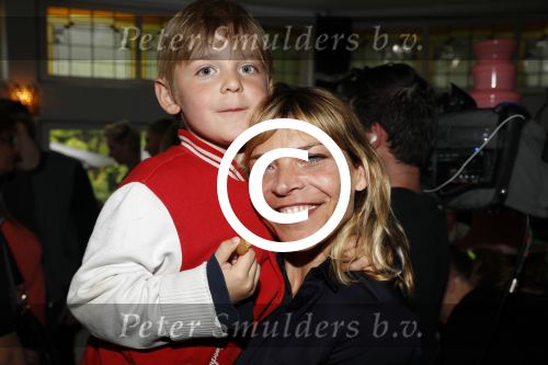 Amsterdam 20 juni 2016
Boekpresentatie Isa Hoes en Vlinder Kmaerling in het blauwe theehuis in het vondelpark. Medina Schuurman met zoon
