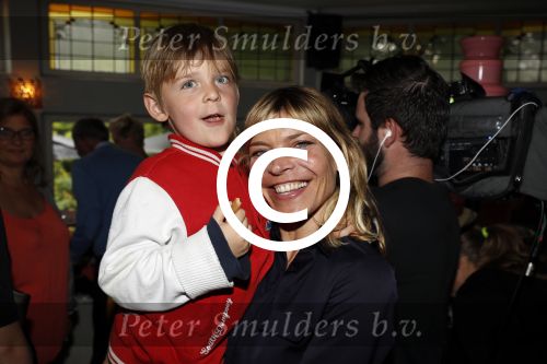 Amsterdam 20 juni 2016
Boekpresentatie Isa Hoes en Vlinder Kmaerling in het blauwe theehuis in het vondelpark. Medina Schuurman met zoon