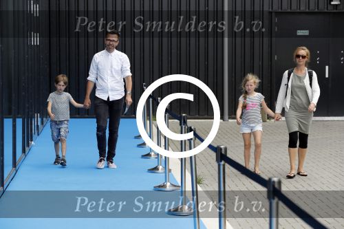 Amsterdam 22 juni 2016 
Premiere finding Dory in theater Amsterdam. Michiel Veenstra met vrouw en kinderen
