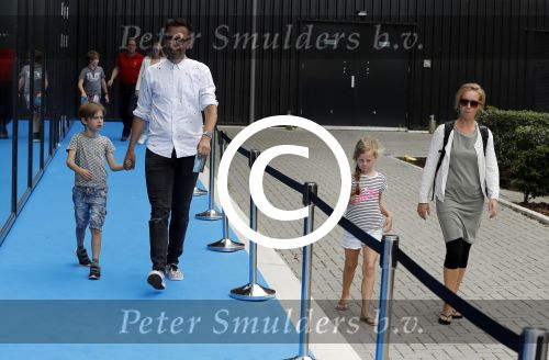 Amsterdam 22 juni 2016 
Premiere finding Dory in theater Amsterdam. Michiel Veenstra met vrouw en kinderen