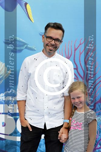 Amsterdam 22 juni 2016 
Premiere finding Dory in theater Amsterdam. Michiel Veenstra met vrouw en kinderen