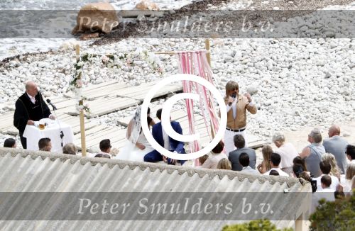Ibiza 26 juni 2016
Nick en Kirsten Schilder trouwen op het strand van ses Boques ( es cubells) op ibiza. Ruben Nicolai doet zijn duitse act