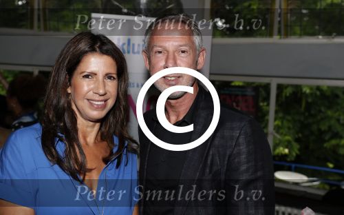 Amsterdam 20 juni 2016
Boekpresentatie Isa Hoes en Vlinder Kmaerling in het blauwe theehuis in het vondelpark. Isa met broer Onno Hoes