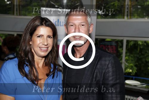 Amsterdam 20 juni 2016
Boekpresentatie Isa Hoes en Vlinder Kmaerling in het blauwe theehuis in het vondelpark. Isa met broer Onno Hoes