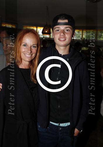 Amsterdam 20 juni 2016
Boekpresentatie Isa Hoes en Vlinder Kmaerling in het blauwe theehuis in het vondelpark.
Patty Zomer met zoon