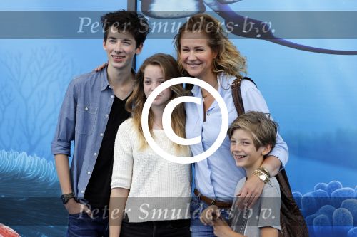 Amsterdam 22 juni 2016 
Premiere finding Dory in theater Amsterdam. paulien Huizinga met haar kinderen Paul Myrthe en Pieter