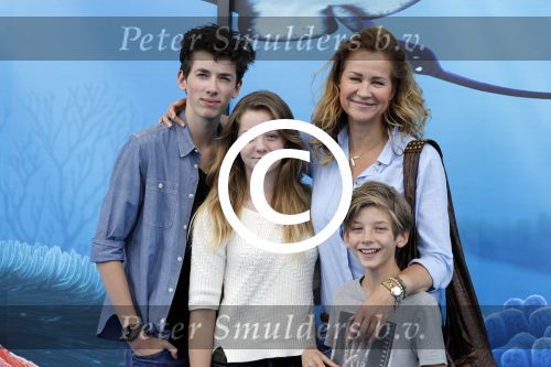 Amsterdam 22 juni 2016 
Premiere finding Dory in theater Amsterdam. paulien Huizinga met haar kinderen Paul Myrthe en Pieter