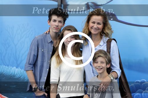 Amsterdam 22 juni 2016 
Premiere finding Dory in theater Amsterdam. paulien Huizinga met haar kinderen Paul Myrthe en Pieter