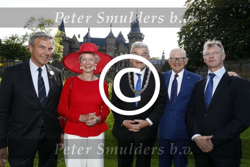 Haarzuilens 22 juni 2016
Haringparty op kasteel Haarzuilens. Mary Rost Onnes Burgemeester Jan v Zanen en Pieter v Vollenhoven