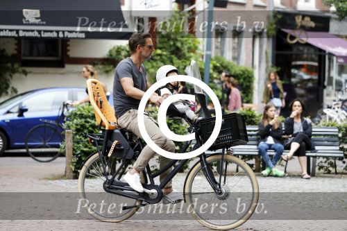 Amsterdam 22 juni 2016  
Ronald de Boer met zijn dochter op de fiets.