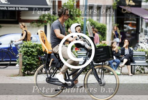 Amsterdam 22 juni 2016  
Ronald de Boer met zijn dochter op de fiets.