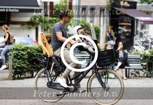 Amsterdam 22 juni 2016  
Ronald de Boer met zijn dochter op de fiets.