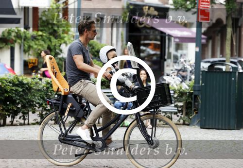 Amsterdam 22 juni 2016  
Ronald de Boer met zijn dochter op de fiets.