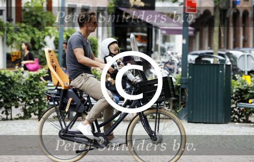 Amsterdam 22 juni 2016  
Ronald de Boer met zijn dochter op de fiets.
