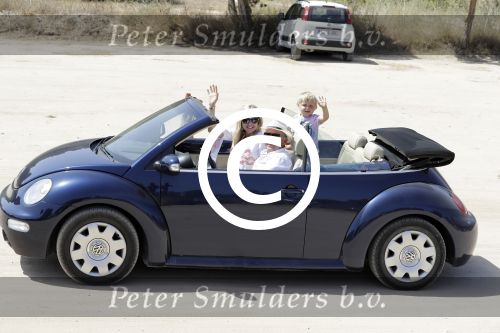ibiza 27 juni 2016
Sonja Bakker met man Jan Reus en zoon Bram bij cala Bassa. Ze rijden in een VW kever cabrio.