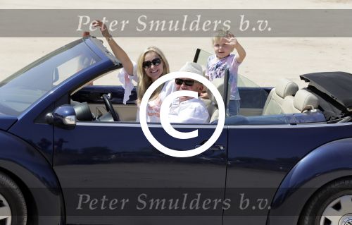 ibiza 27 juni 2016
Sonja Bakker met man Jan Reus en zoon Bram bij cala Bassa. Ze rijden in een VW kever cabrio.