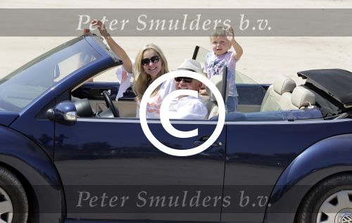 ibiza 27 juni 2016
Sonja Bakker met man Jan Reus en zoon Bram bij cala Bassa. Ze rijden in een VW kever cabrio.