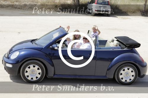 ibiza 27 juni 2016
Sonja Bakker met man Jan Reus en zoon Bram bij cala Bassa. Ze rijden in een VW kever cabrio.