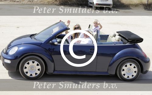 ibiza 27 juni 2016
Sonja Bakker met man Jan Reus en zoon Bram bij cala Bassa. Ze rijden in een VW kever cabrio.